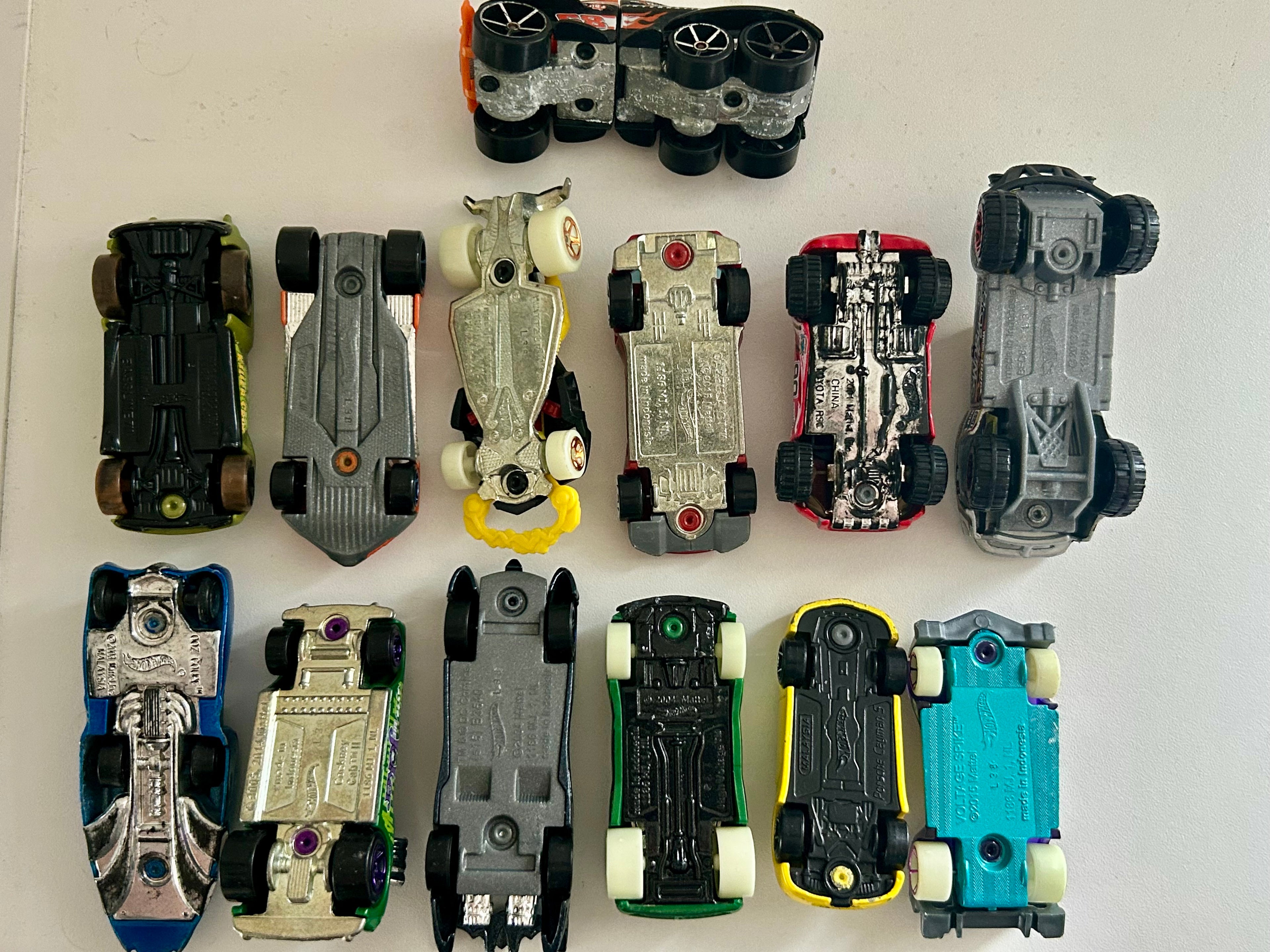 Lot de 13 voitures Hot Wheels
