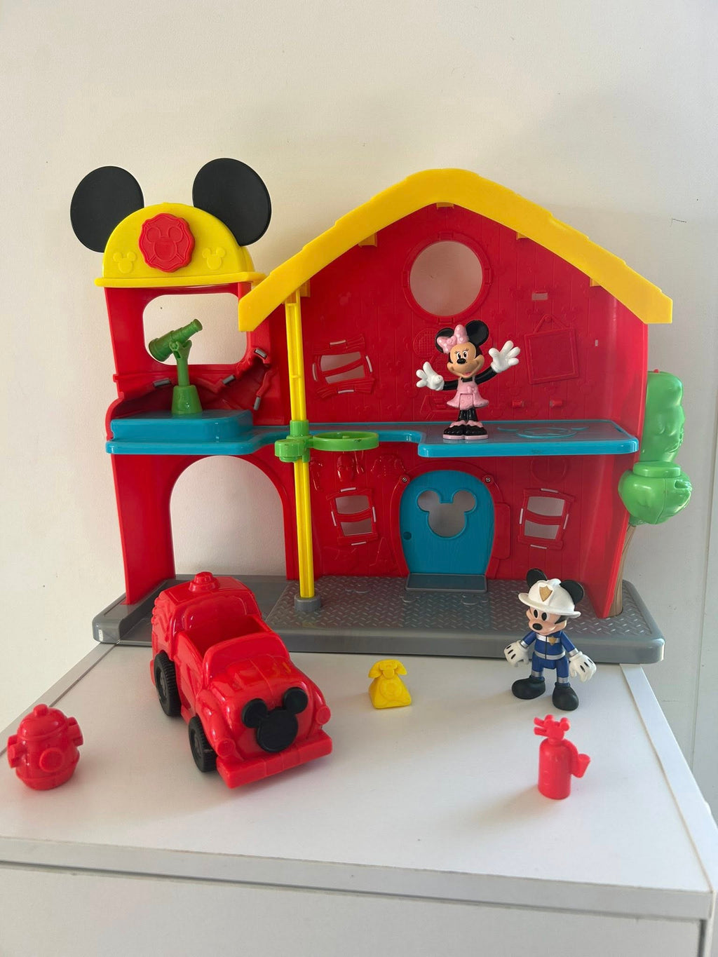 Caserne des pompiers et camping car Mickey & Minnie