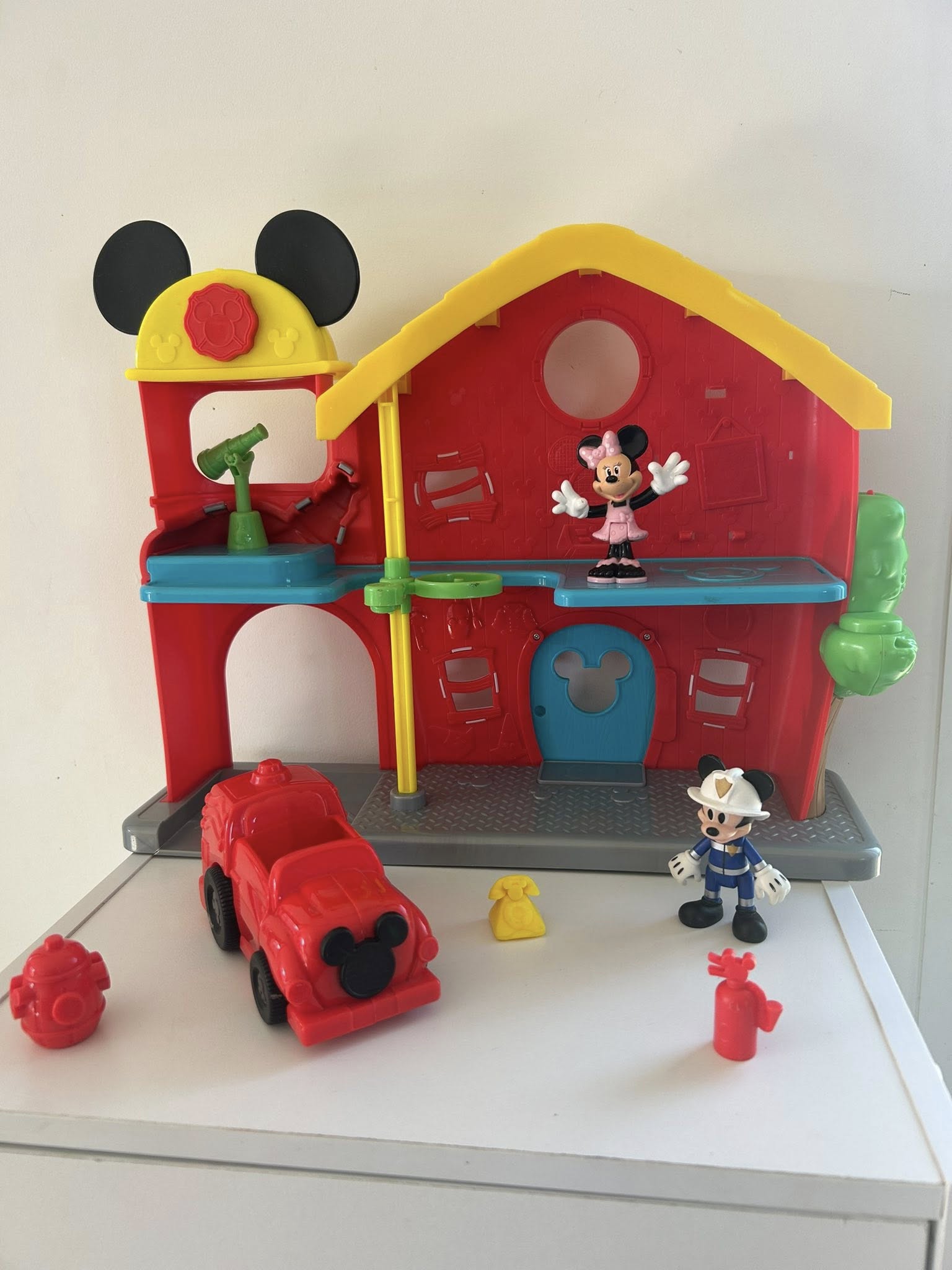 Caserne des pompiers et camping car Mickey & Minnie