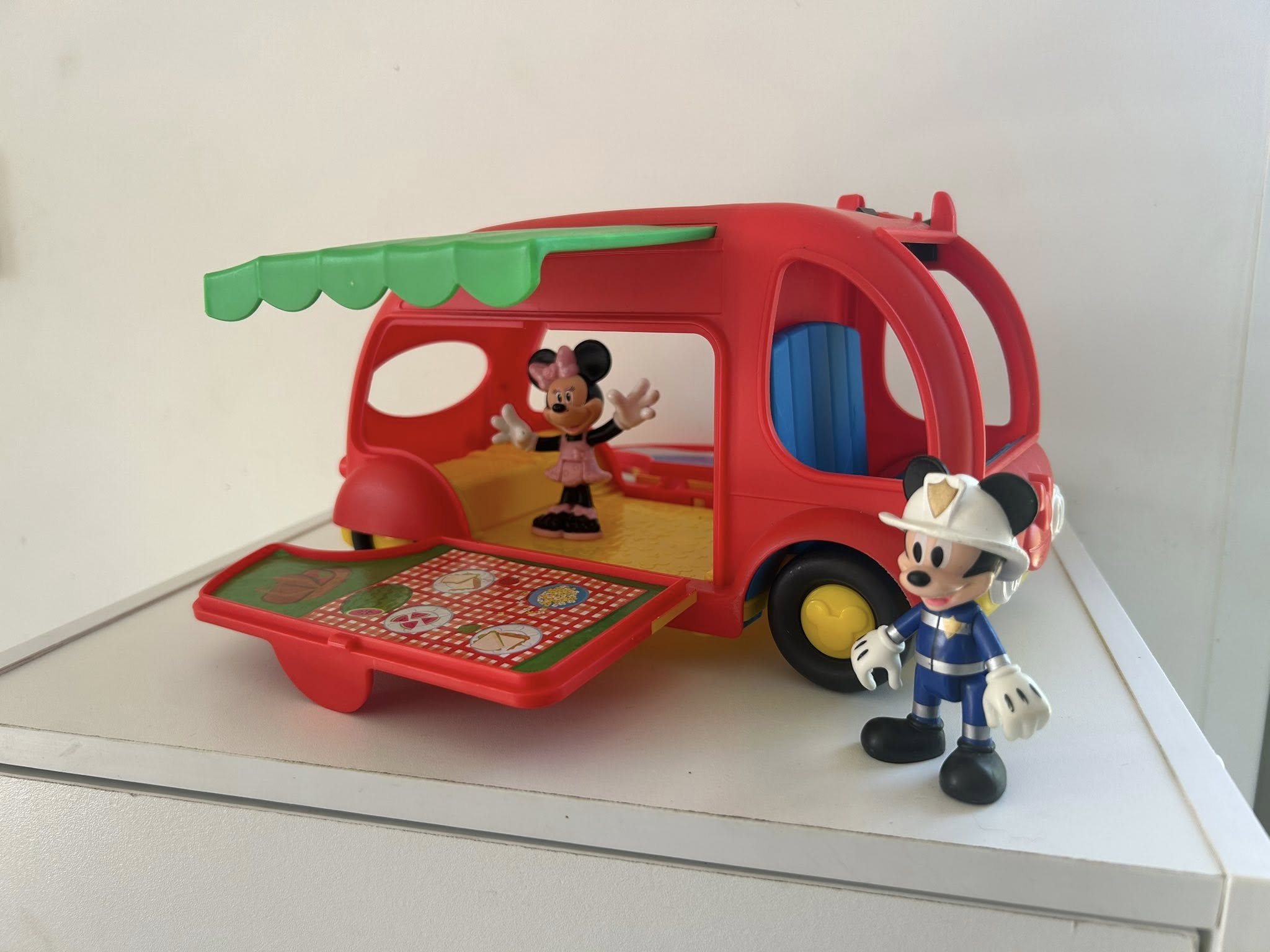 Caserne des pompiers et camping car Mickey & Minnie