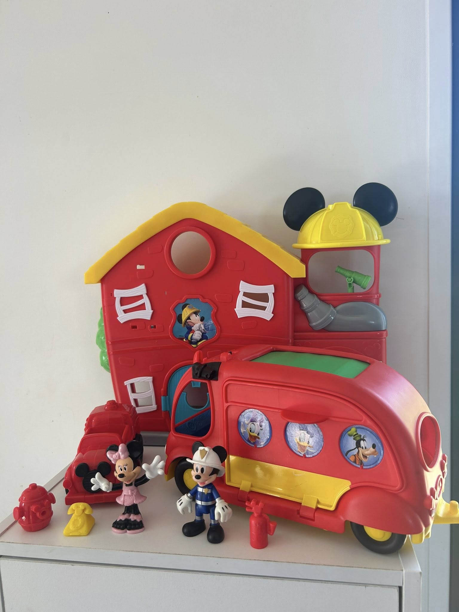 Caserne des pompiers et camping car Mickey & Minnie