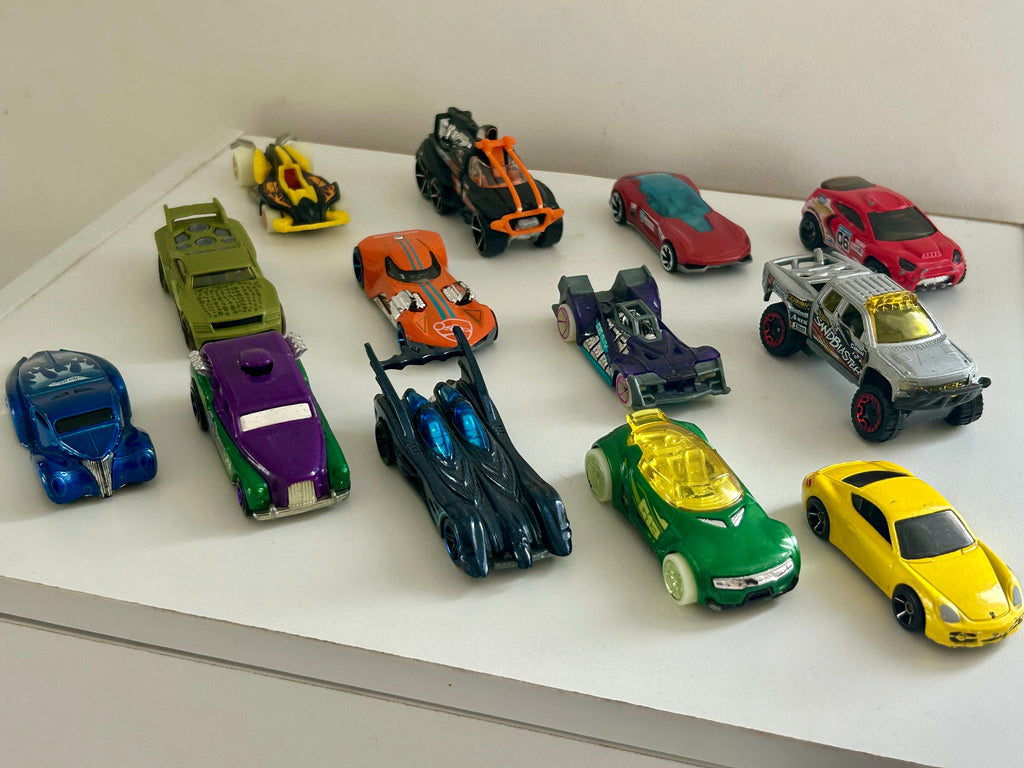 Lot de 13 voitures Hot Wheels